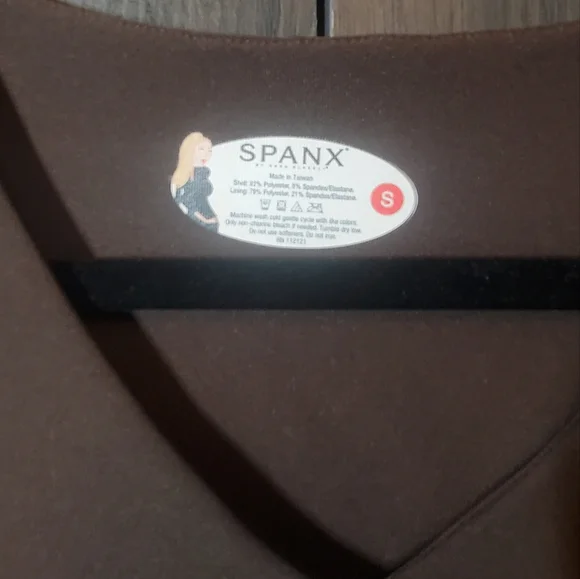 SPANX Top V-neck lettuce edge Ruffle size Small - Picture 3 of 4